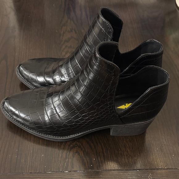 NWOT Volatile Black Crocodile Pattern Women’s Ankle Boots - Picture 3 of 5
